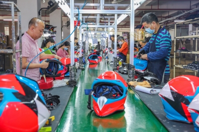 梅州V视丨让产品从广东首个内陆型综保区走向世界！梅州日报全媒体采风团走进梅州劲越头盔有限公司